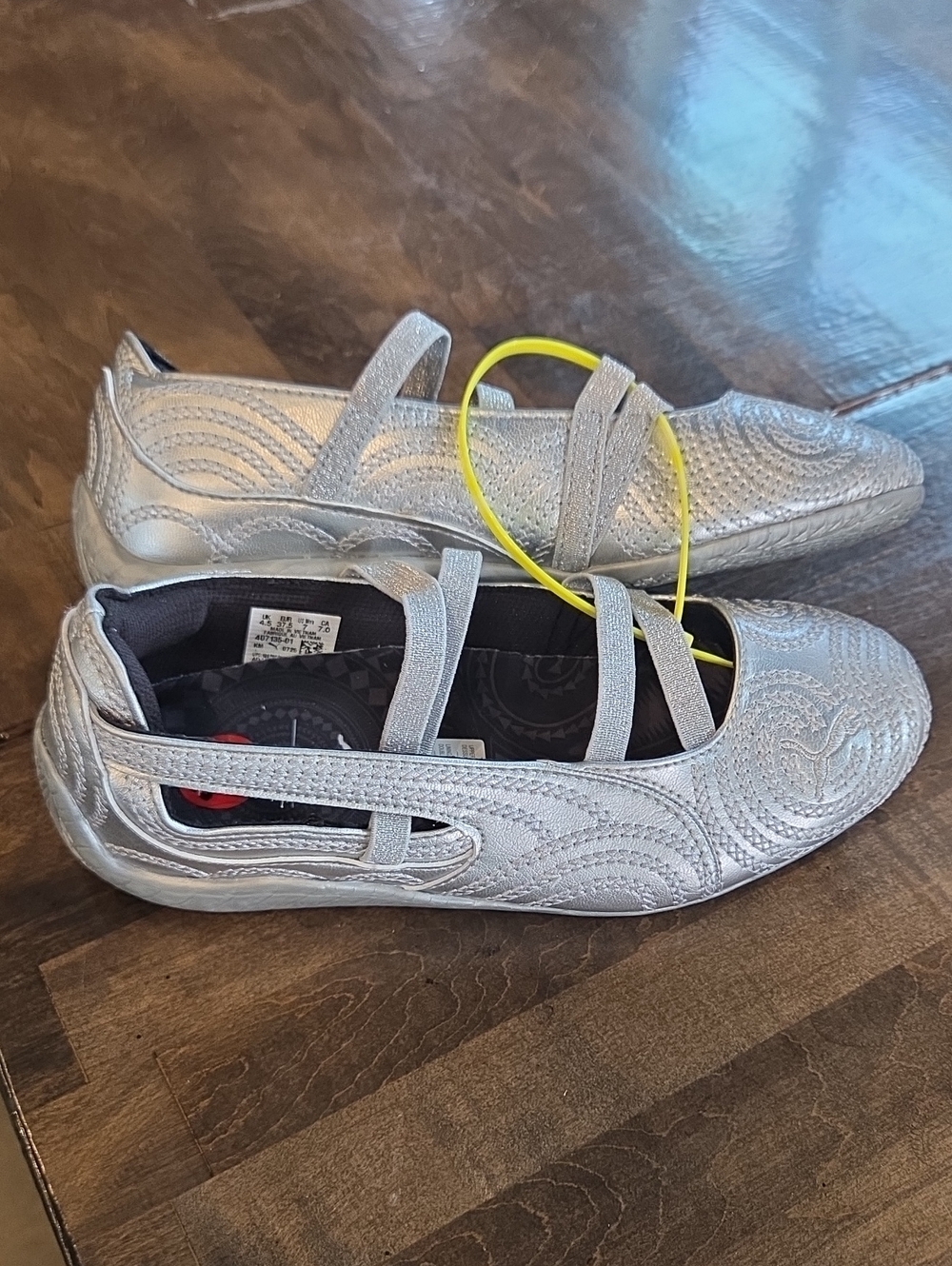 Puma Size 7 Women's Silver Slip-On Athletic Flats with Elastic Straps NEW